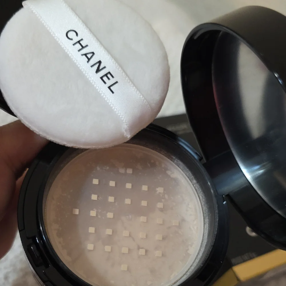 NEW~ CHANEL Natural Finish Loose Powder ~ 20 Medium Light